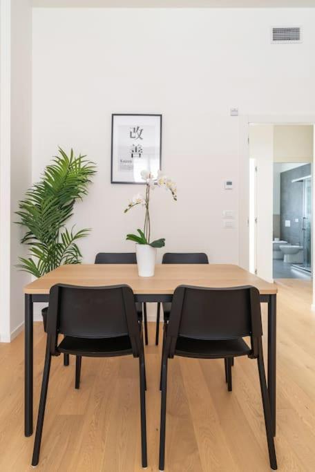 Zona pranzo con piante